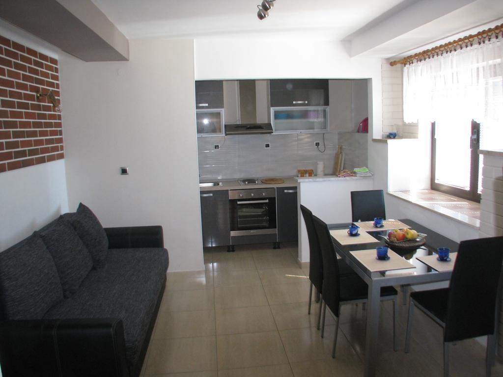 Apartments Miljak Omiš Buitenkant foto