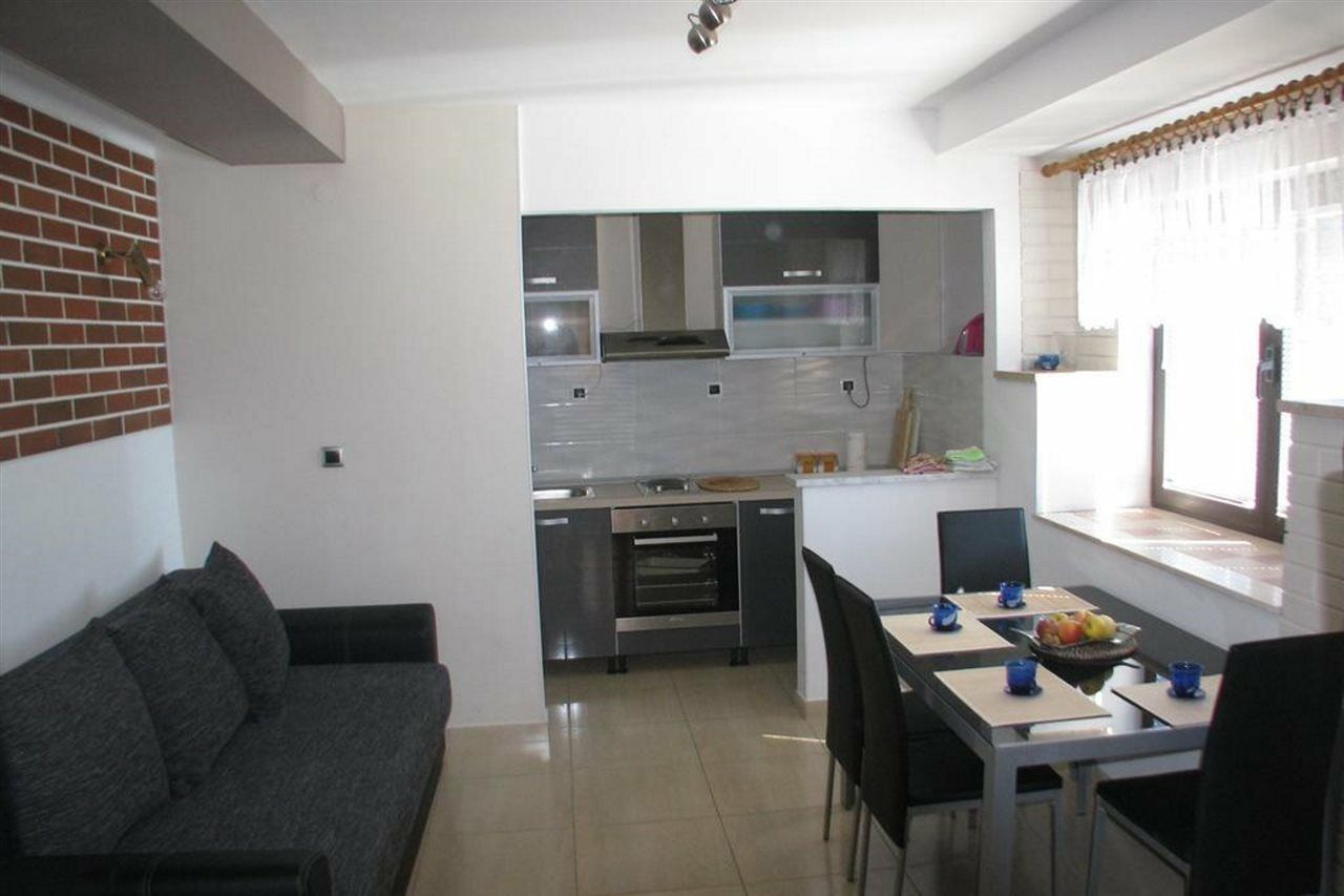 Apartments Miljak Omiš Buitenkant foto